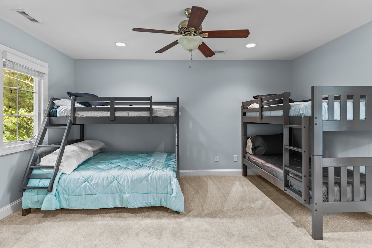 cama en el nivel superior con 4 literas