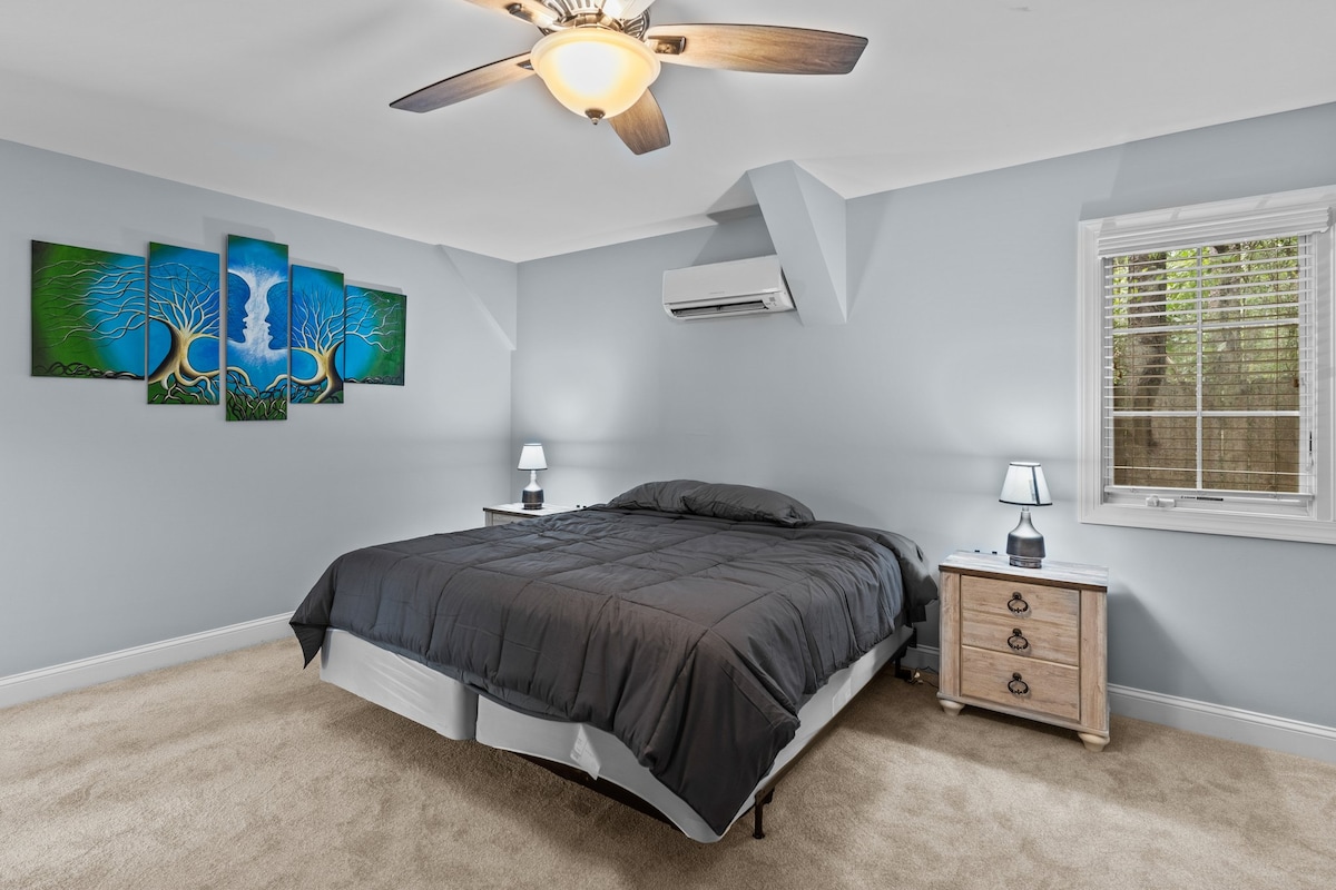 Cama en el nivel inferior con baño completo privado