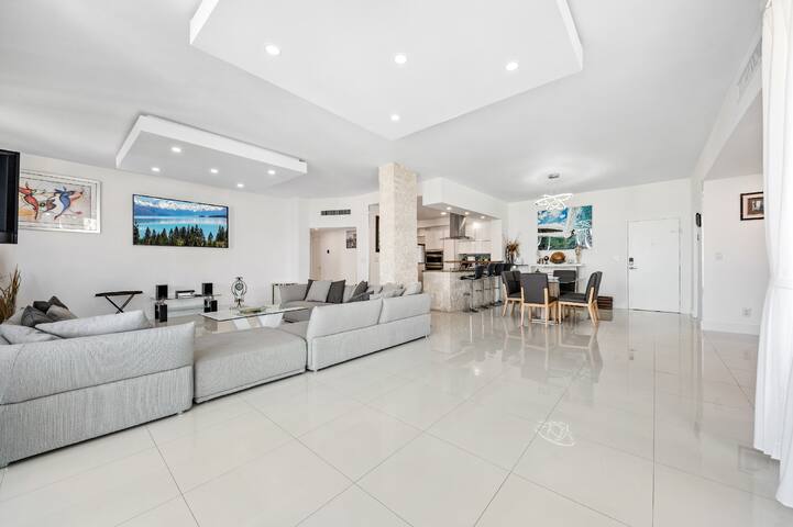 Luxury Penthouse On The Beach 3/3 Oceanfront Condo gallery image 2