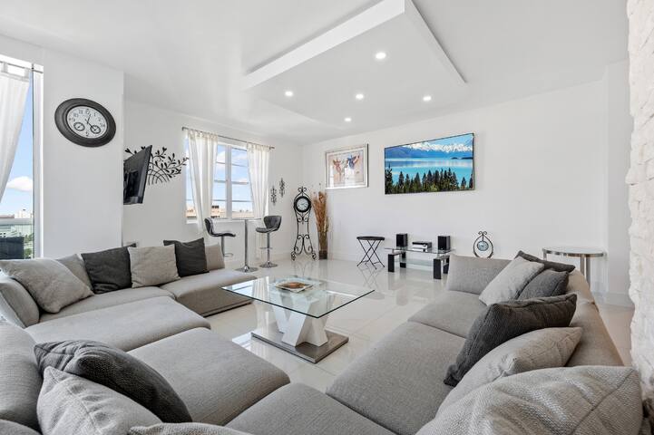 Luxury Penthouse On The Beach 3/3 Oceanfront Condo gallery image 3