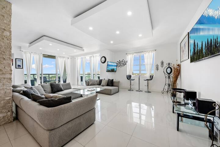 Luxury Penthouse On The Beach 3/3 Oceanfront Condo gallery image 5