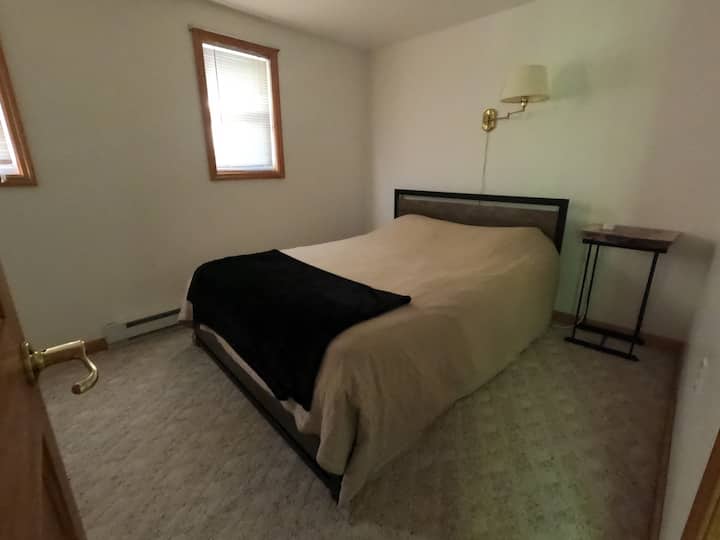 Bedroom 1 - queen bed