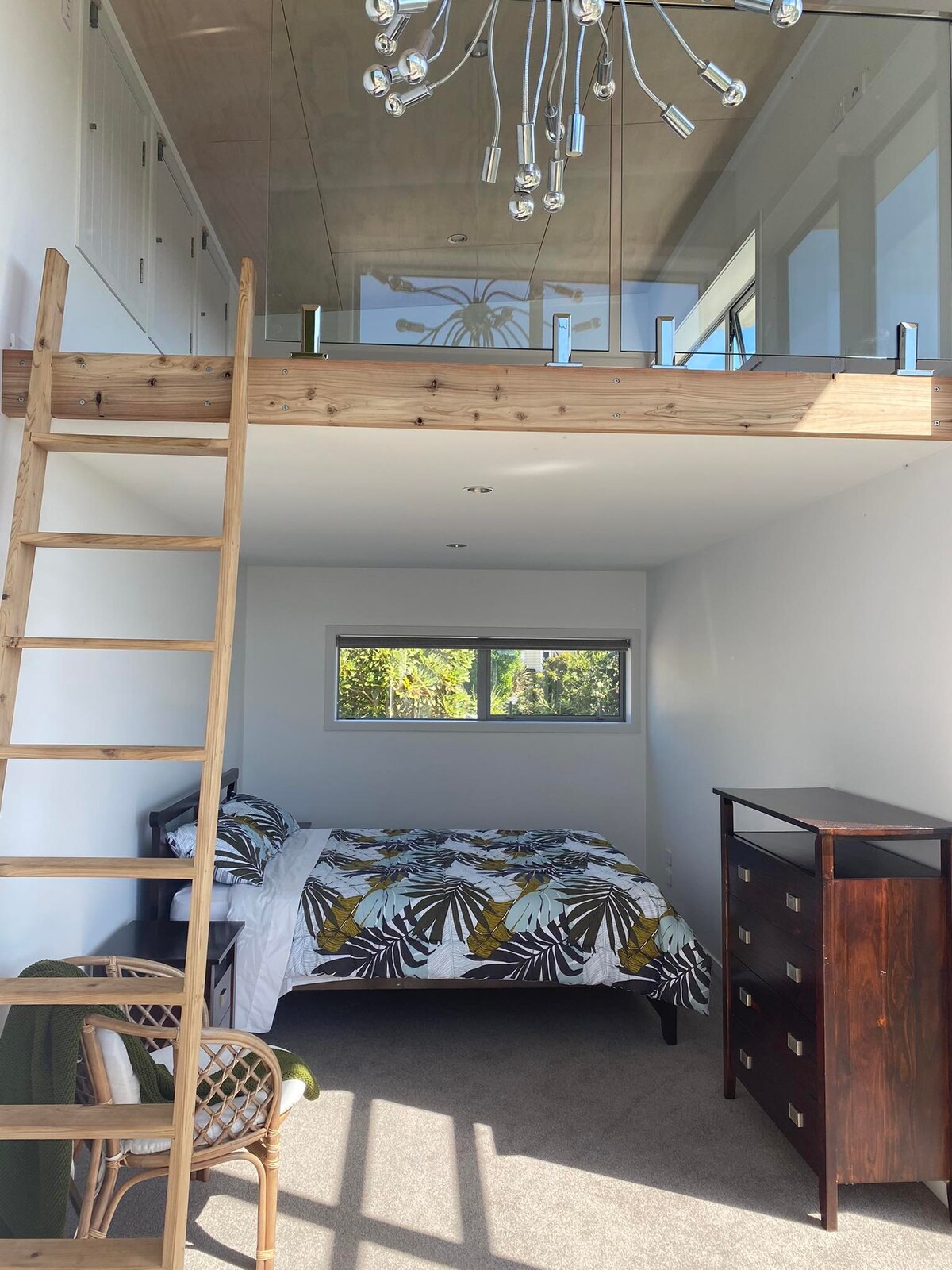 Სტუდიო ოთახი - საწოლი Queen-ის ქვედა სართულზე.  Ამჟამად ფოტოზე ასახვისგან განსხვავებულად არის განლაგებული. Ამას გარდა,  ფოტოზე აკლია ტანსაცმლის საკიდი/გარდერობი.  Გათბობის ტუმბო და არაჩვეულებრივი ხედები დიდი ჭერიდან იატაკის ფანჯრებამდე. ძალიან პირადი.