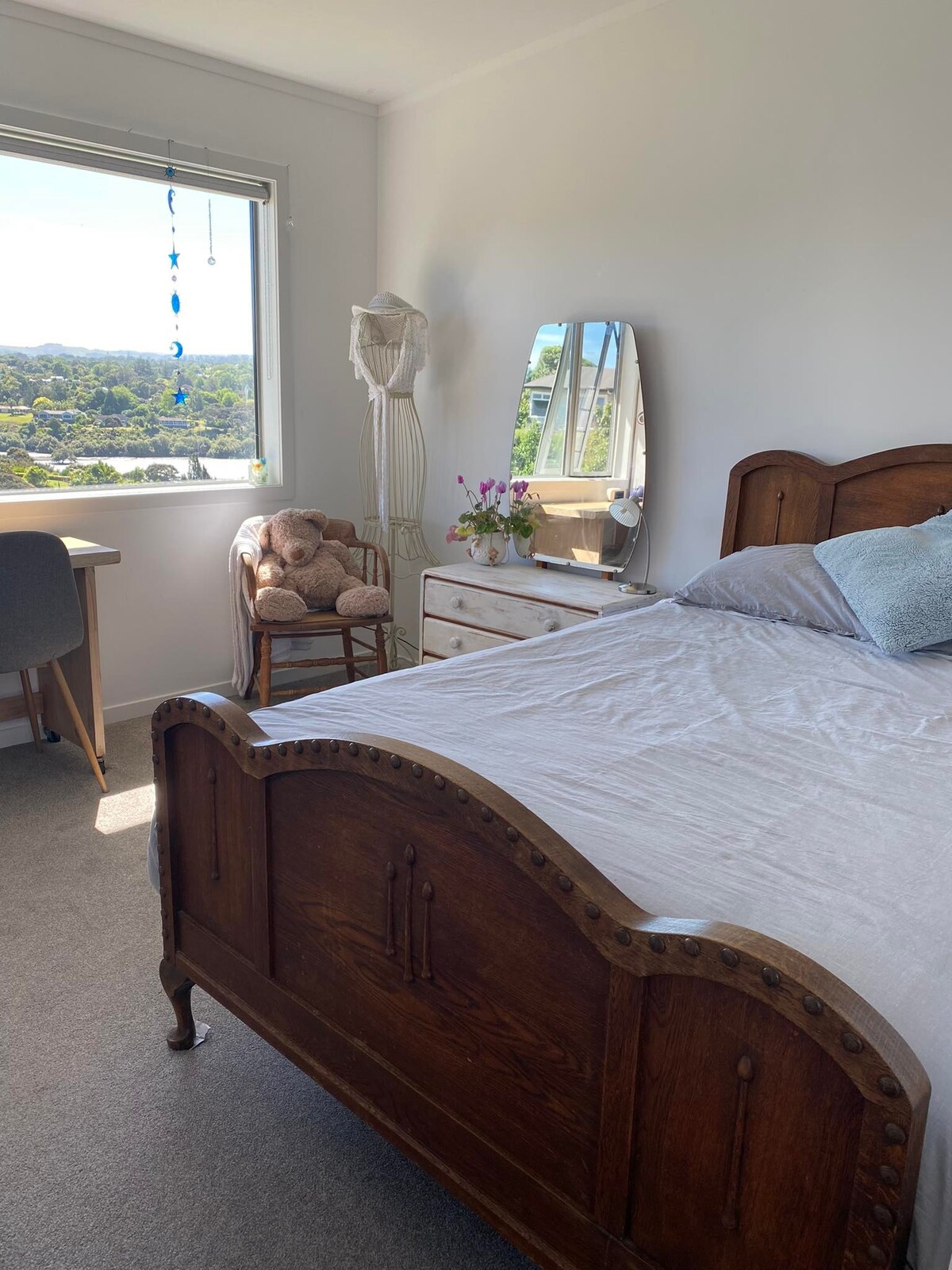 Ამ ხალიჩებიან ოთახს აქვს ლამაზი ხედები, პატარა სამუშაო მაგიდა, გარდერობი საკიდებით, დამატებითი საბნები, კომოდი 2 უჯრით, სარკე და ორადგილიანი საწოლი.