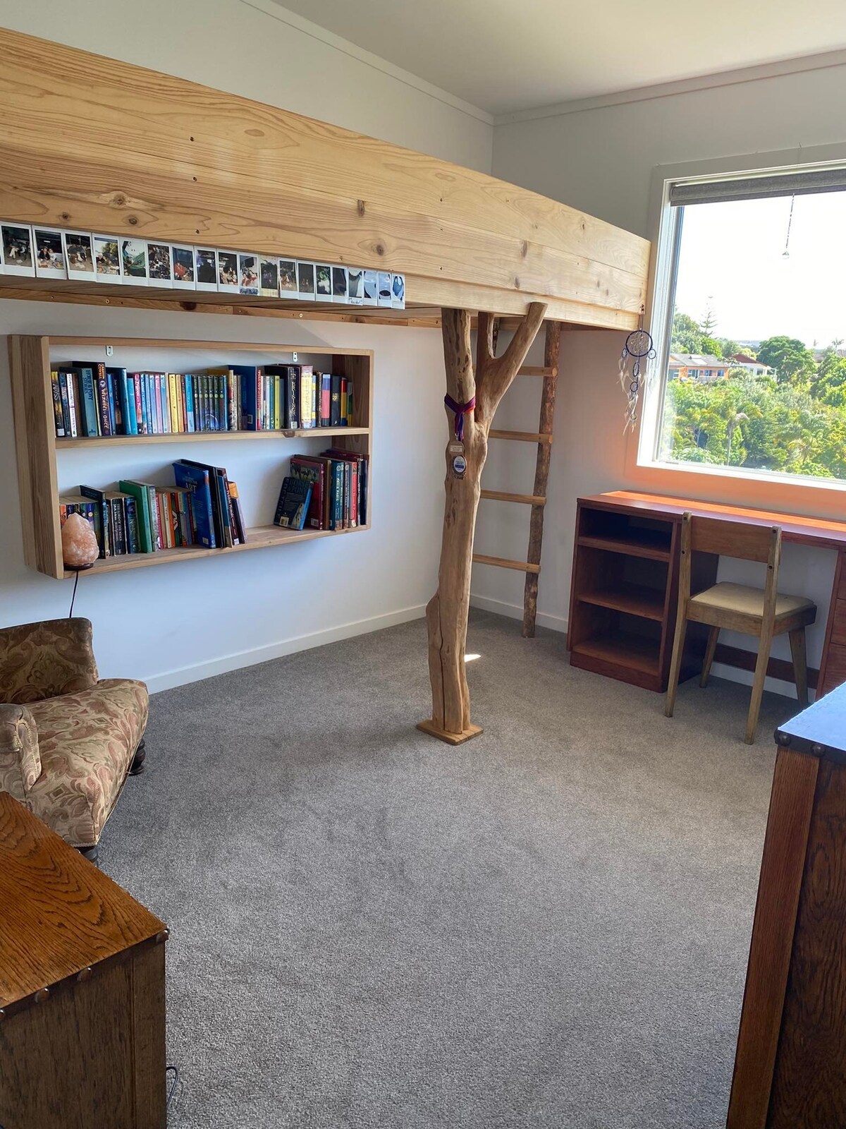 Საძინებელი დიდი ზომის ერთადგილიანი მატრასით ინდივიდუალური ორსართულიანი საცხოვრებლის თავზე.  Ერთჯერადი ლეიბი შეიძლება იატაკზე იყოს. Უმშვენიერესი სივრცე მკითხველების კუთხეებით, სამუშაო მაგიდით და დიდი სარკის მქონე უჯრებით.