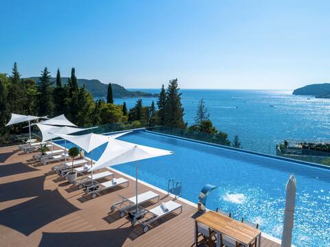 Two-bedroom luxury apartment  2 mins to the sea