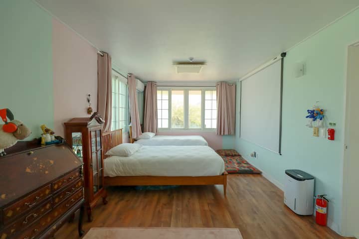 Puedes ver Netflix, etc. en el segundo piso con 2 camas individuales en el dormitorio principal y una viga.