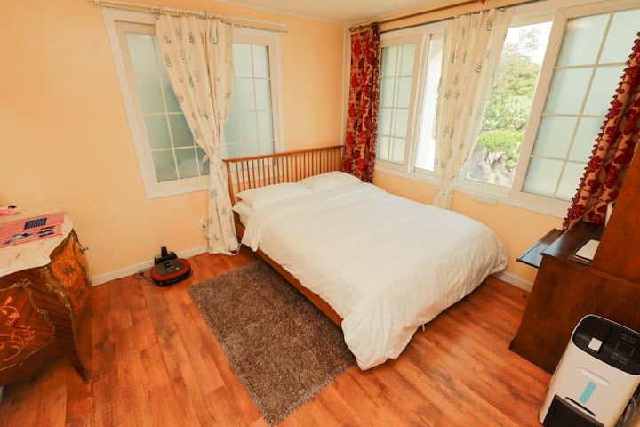 Cama queen size en el dormitorio principal en el primer piso