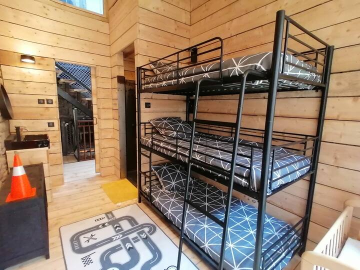 Жълта спалня с душ стая