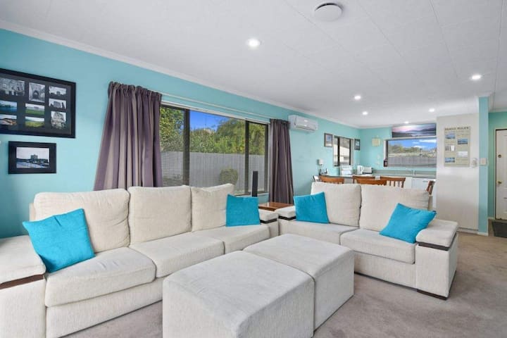 Cheerful 2-bedroom Home, Close To Stoke Amenities - Nouvelle-Zélande
