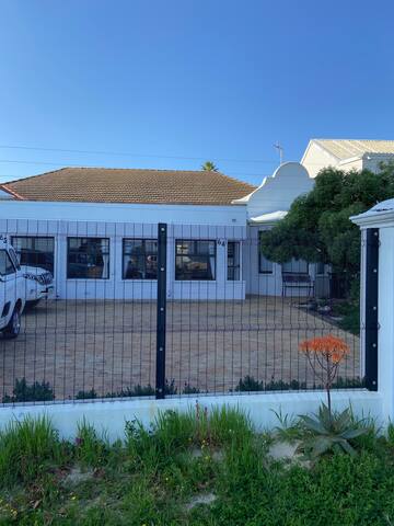 Comfortable beachfront house Western Cape gallery image 2