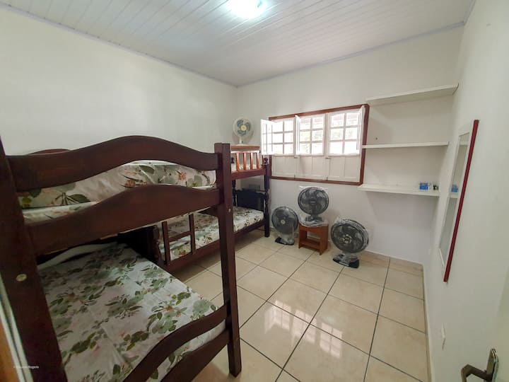 Dormitorio 1 : 02 literas + 02 colchones individuales gratuitos.