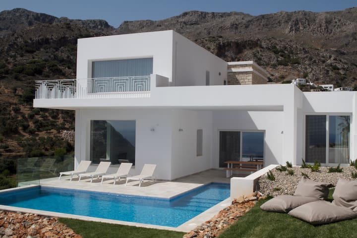 Modern 3 bedroom Villa, with sea and mountain view