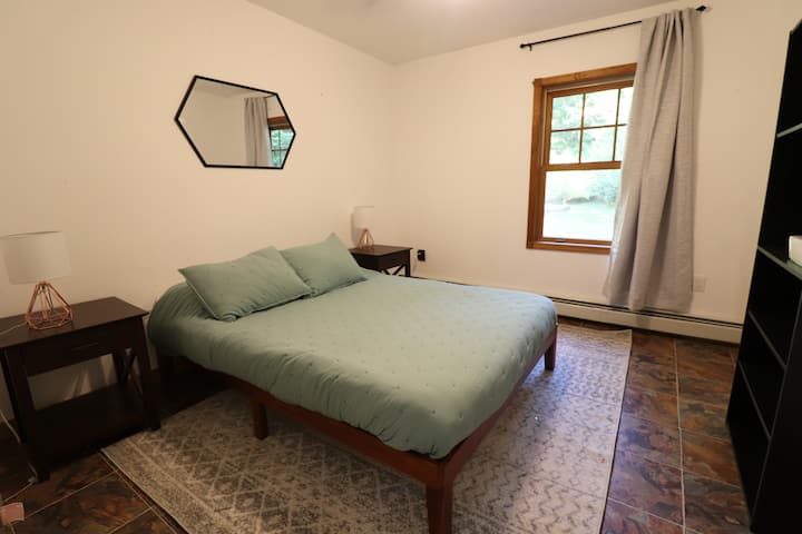 Надворешна спална соба со брачен кревет (широк 150-179 см)