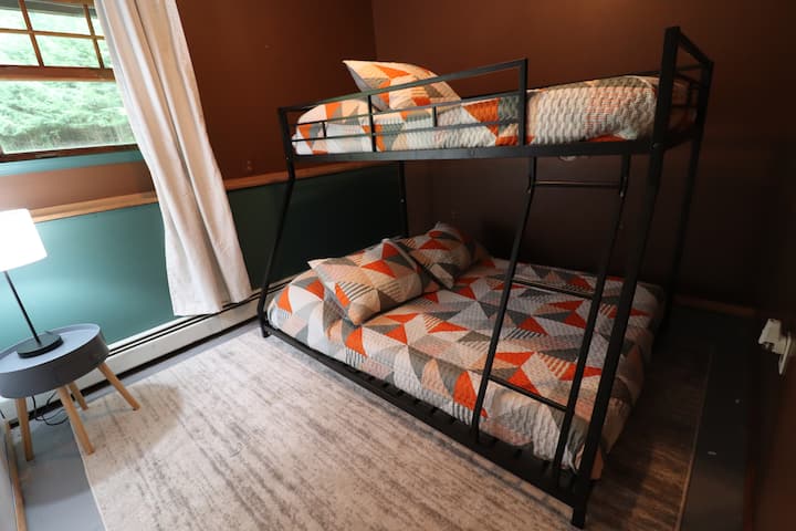 Детска соба на долниот кат, со две лица над двоен кревет