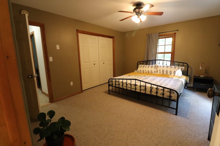 Втора брачна спална соба со брачен кревет со целосна бања и надворешен пристап 