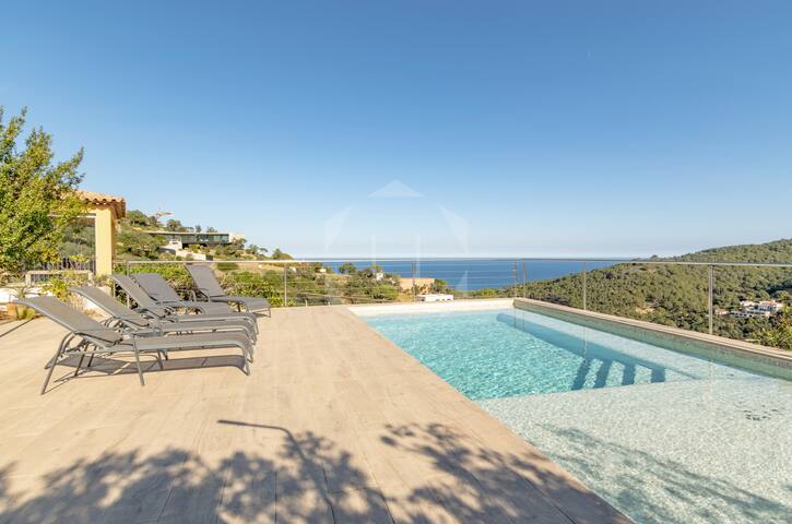 Pura Vida – Villa 4 bedrooms AC, seaviews & pool