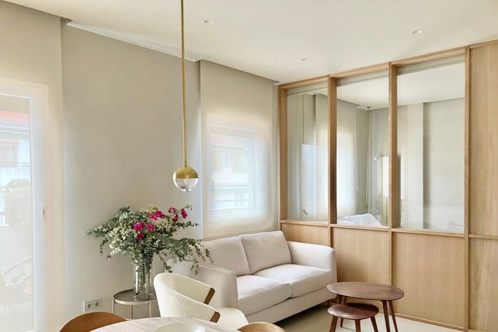 ห้องนั่งเล่นพร้อมเตียงโซฟา 