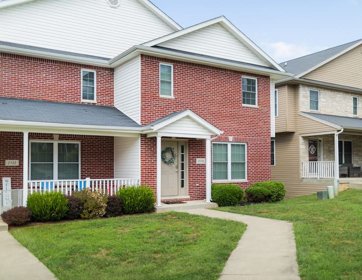 Completely Remodeled Townhouse w/ Garage Parking! Townhouses for Rent in Bloomington, Indiana