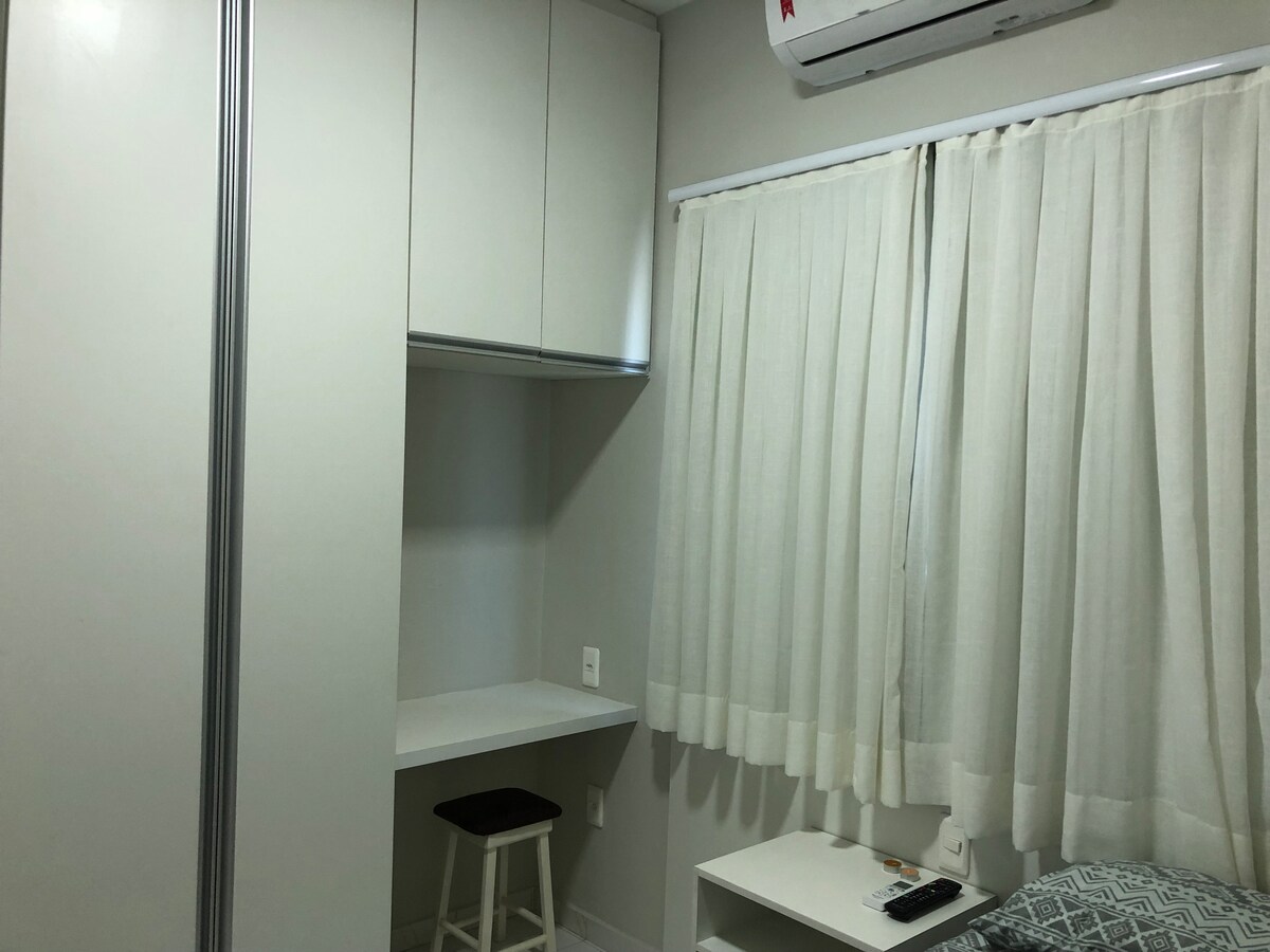 房间有一张双人床和一张单人床，还有一台电视和一台连接电脑的空间。