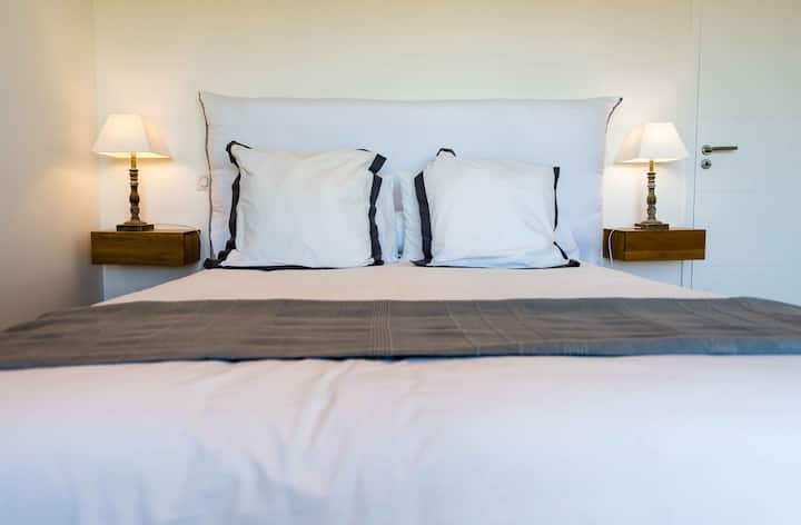 ห้องนอนบนพื้นพร้อมวิวสระว่ายน้ำ 
