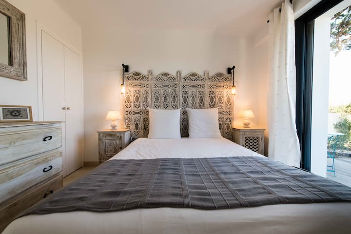 ห้องนอนชั้นล่างวิวสระว่ายน้ำ