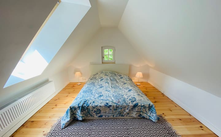 Quarto no andar superior, cama de casal 140x200