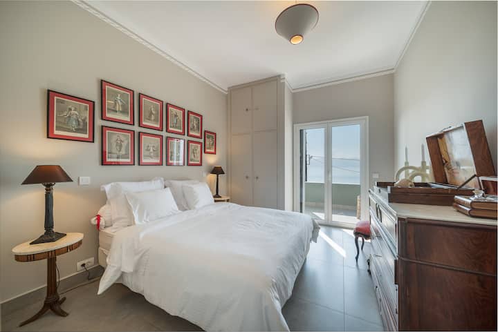 卧室位于2楼。 大阳台通道，可欣赏海景。梳妆台秘书