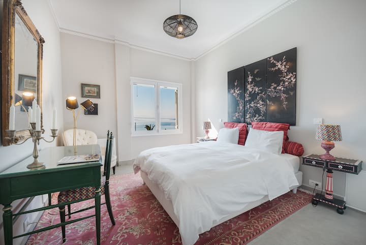 卧室位于1楼。 工作空间，海景，大衣柜