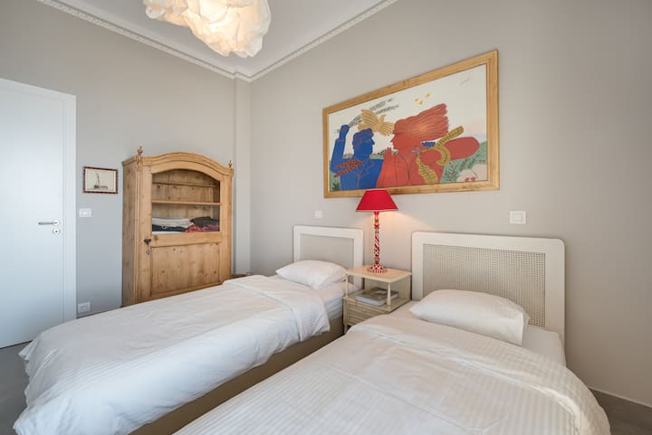 卧室楼层3.大阳台通道，可欣赏海景