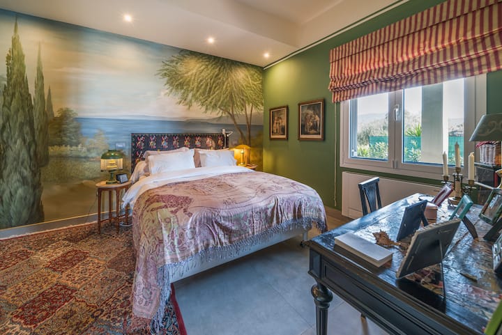 主卧套房。在房子后面，清新宁静