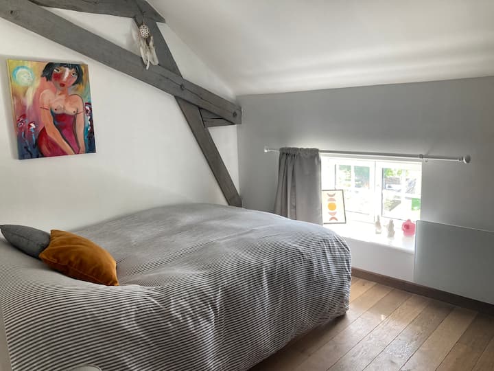 СПАЛНА СОБА 4: двоен кревет + 1 мал кабриолет од 1,30м...под покривите, со поглед на градината и базенот