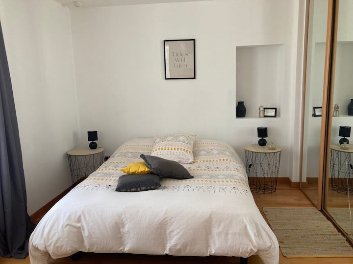 СПАЛНА СОБА 3: брачен кревет (широк 180 - 200 см) + детско креветче 