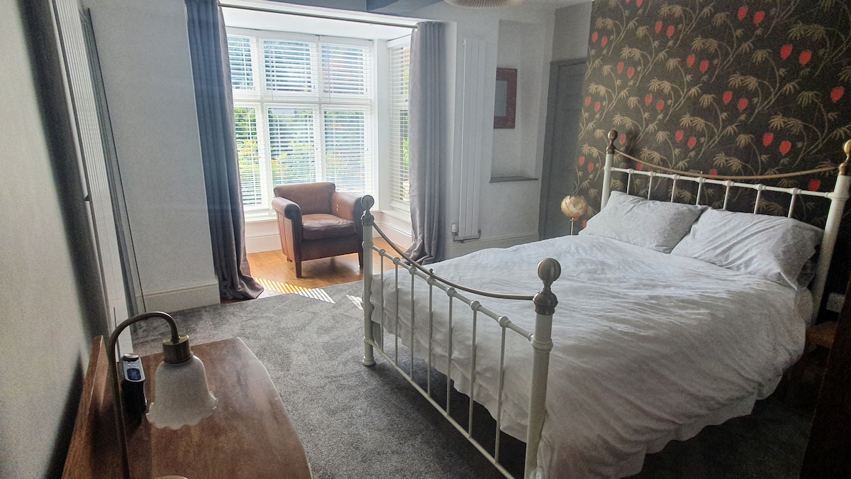 Chumba chako cha kulala. mlango wa kulia unaelekea sebuleni