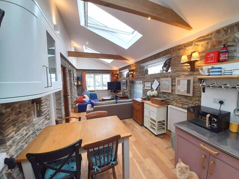 The Loft Beach House. 3 bedrooms. Private parking.