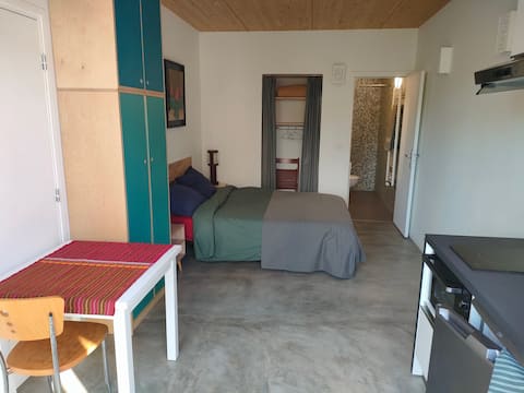 Annonce Airbnb populaire: Independent studio in Montreuil near Paris à Montreuil