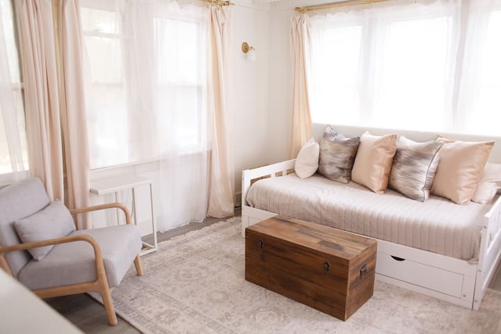 Cozy Tiny House W 2kingbd Near Ou & Medical - Norman, OK