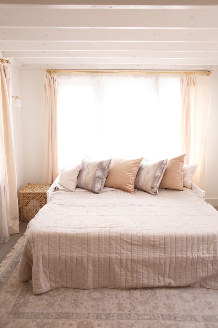 The host can pull out the daybed to be a king-sized bed (made up of 2 twin mattresses). Please request this from the host if desired.