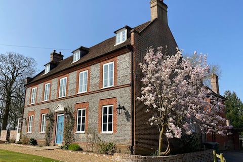 Grade II Queen Anne House – 6 Bedrooms