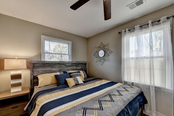 Მთავარი საძინებელი საწოლით და ცალკე სააბაზანოთი