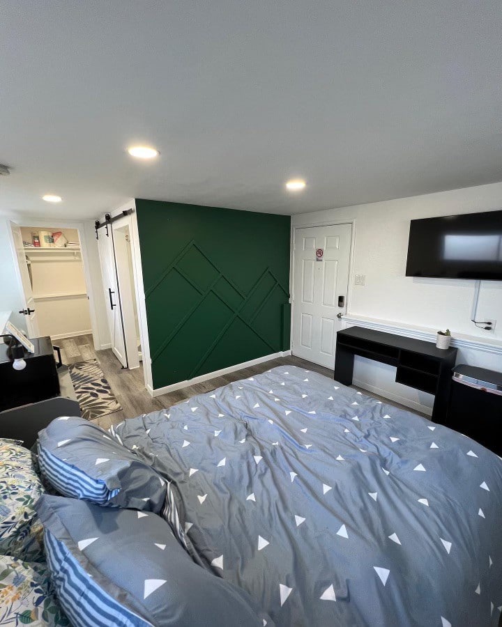 Garden view room private entrance and bathroom Guest suites for