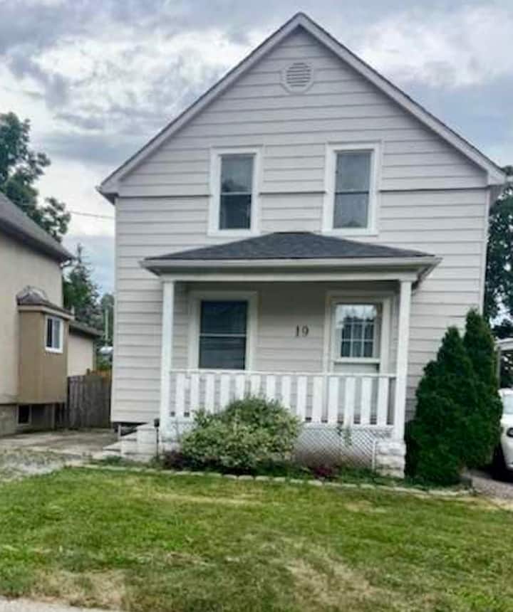 2 story house in beautiful St Catherines Houses for Rent in