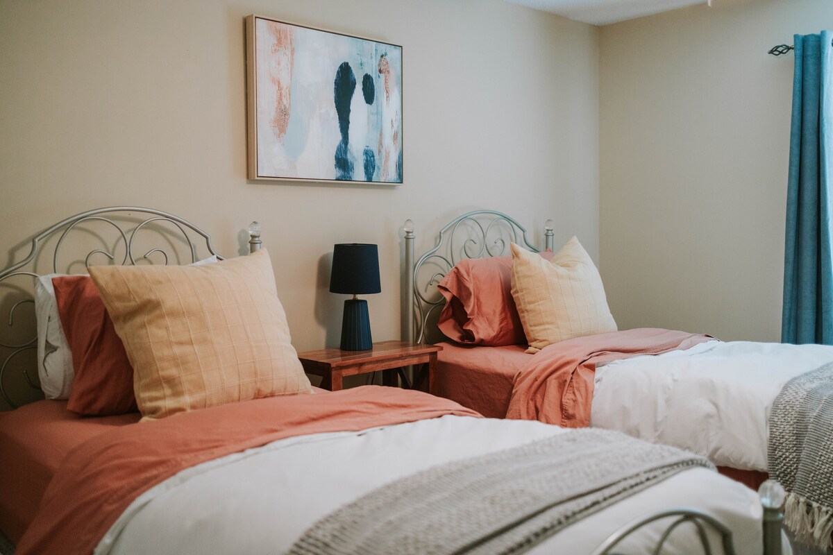 Guest bedroom with two twin beds