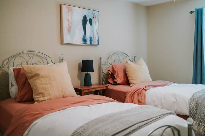 Spálňa pre hostí s dvoma oddelenými lôžkami