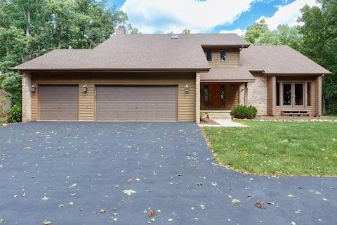 Secluded 3400sq ft home jet tub close to amenities