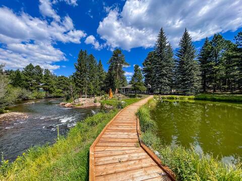 River Bend - Riverfront Property/Sleeps 10 people!