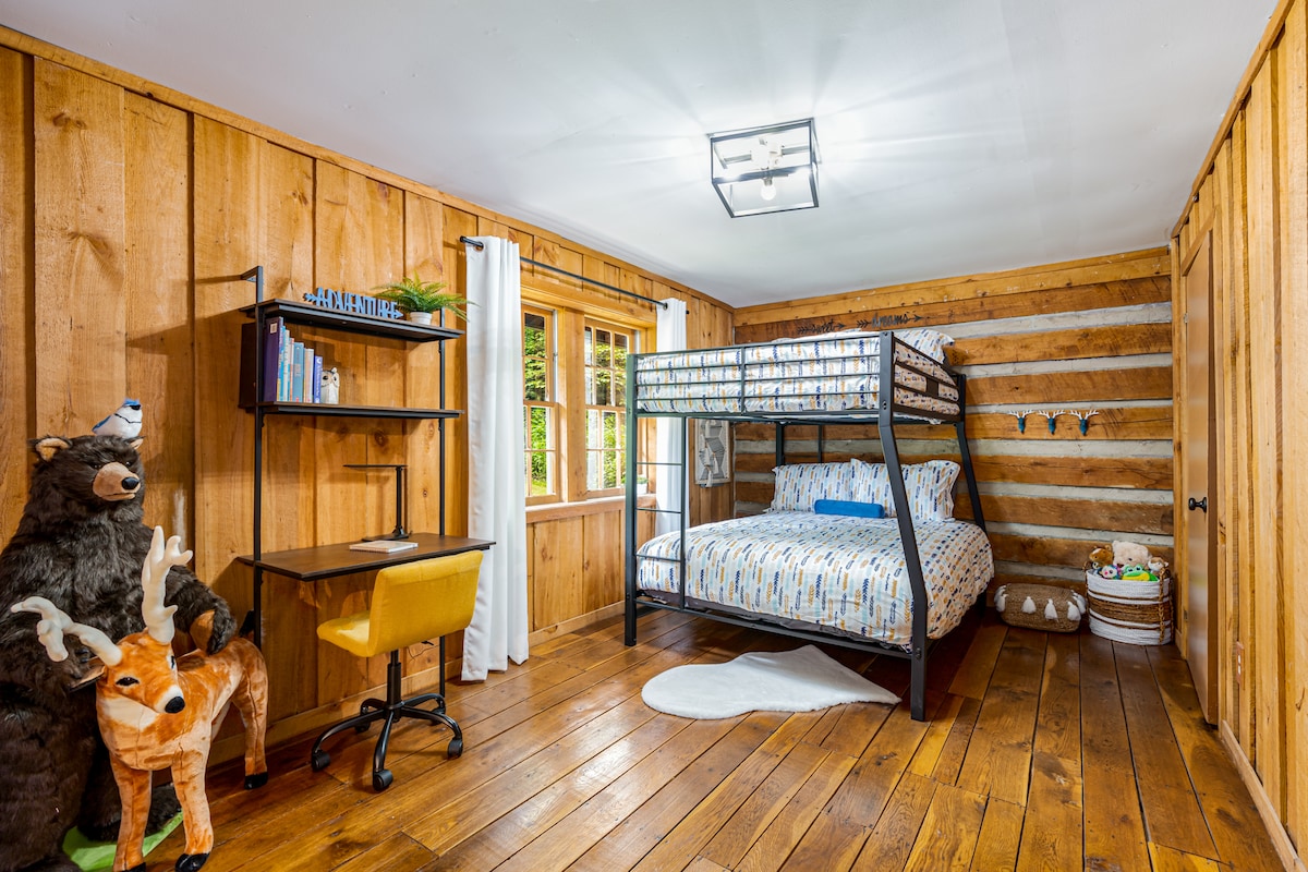Full over queen bunk beds ensure plenty of room and a great night's sleep. This room also offers a dedicated work space. 
*The closet is full of games and children's toys to enjoy!