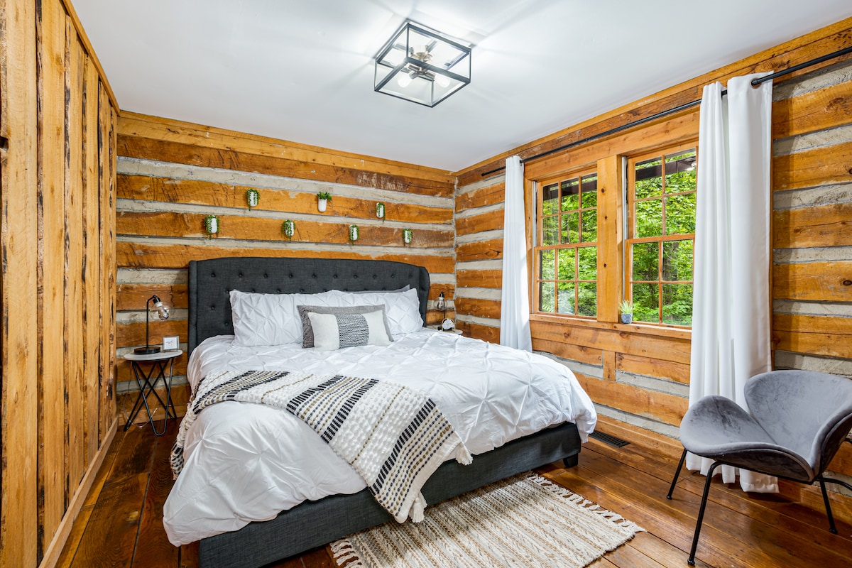 Drift off to sleep in a king bed with lovely views of the woods. Awaken to the peace of the mountains and bird songs.