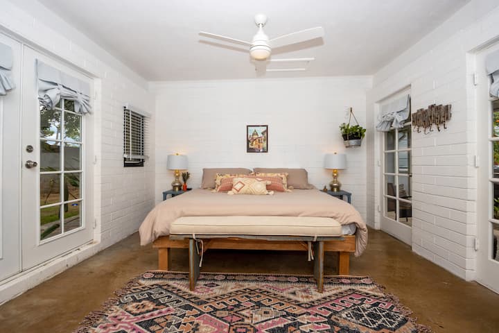 Ndjehu i gjallë në këtë krevat dopio "king" me diell.