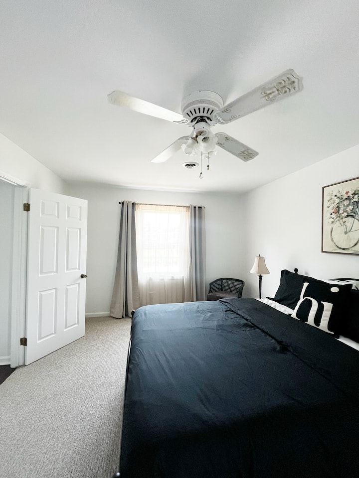 Hauptzimmer. Queensize-Bett.